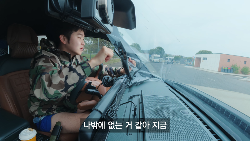 S7HcEn41KB8 00-21-48 예상치 못한 현지인들의 엄청난 관심 - 캠핑카 세계여행 (2).png