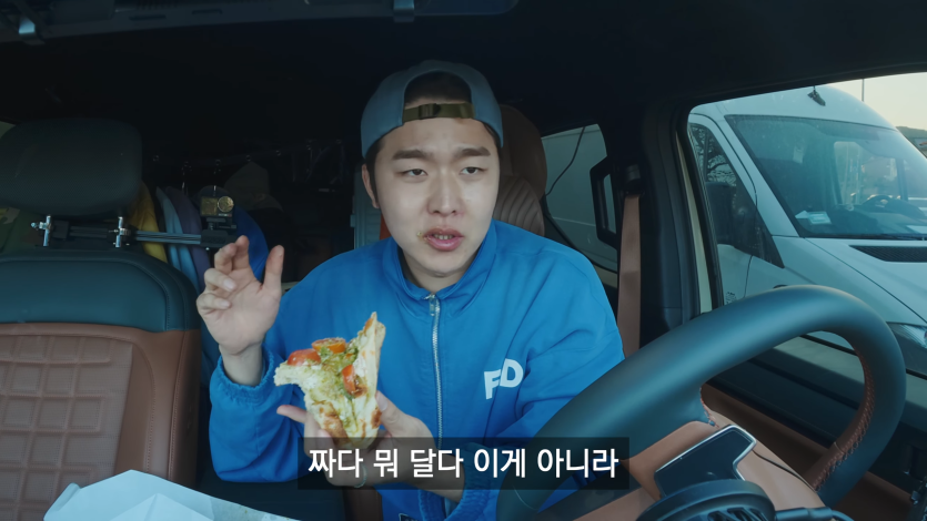 q_u3uvmNCKA 00-25-36 이탈리아 한 가운데서 멈춰버린 캠핑카, 하. - 캠핑카 세계여행 (3).png