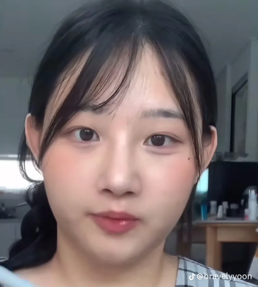 20kg 차이를 얼굴사진으로 보여주는 여자
